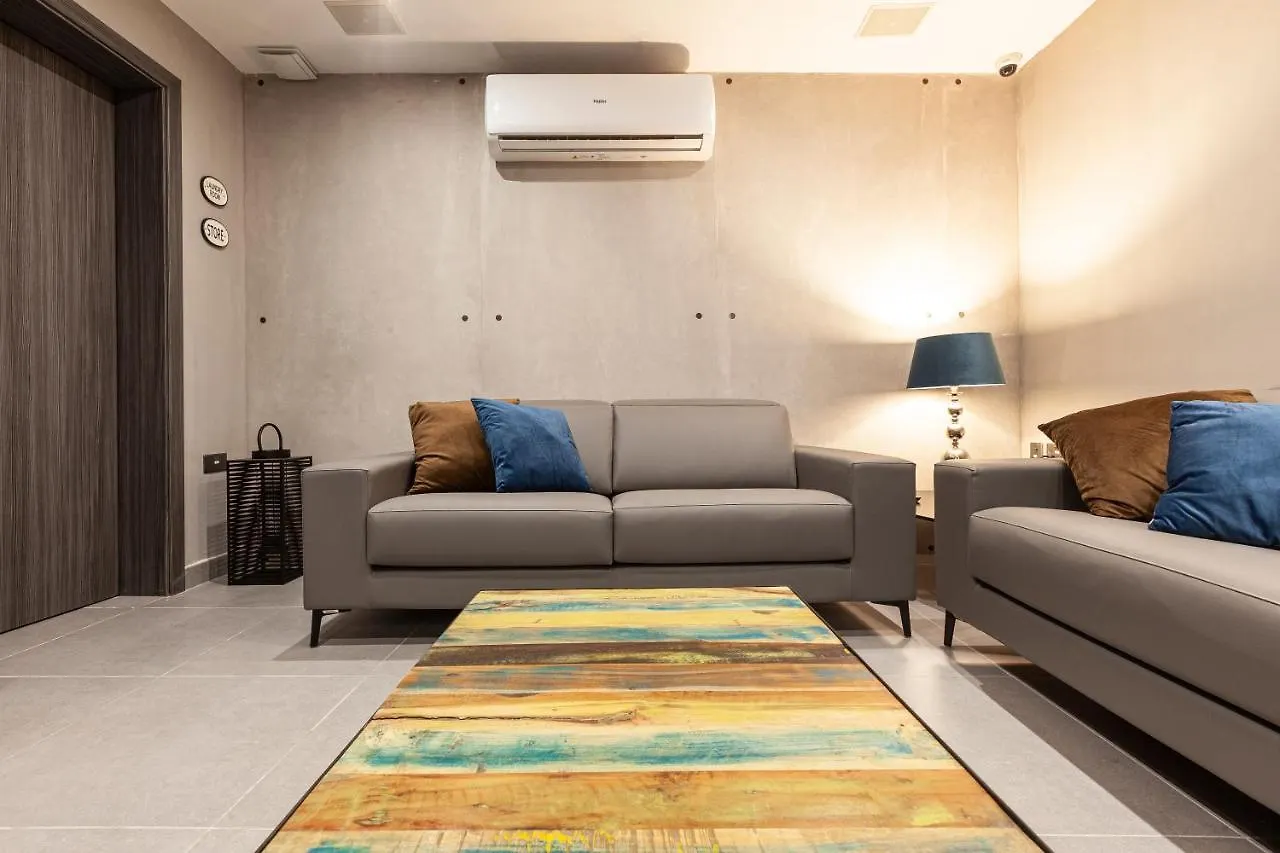 Charming,Comfortable And Centrally Located Group Accomodation Gzira Malta